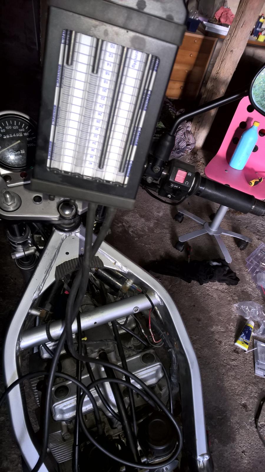 Suzuki GS 500 E [SOLGT]  - Karburatorerne er samlet og monteret så det er blevet tid til synkronisering. billede 14