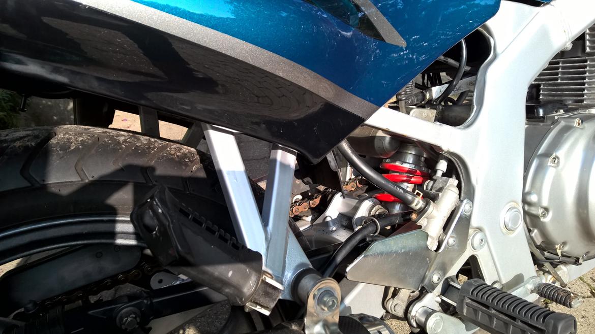 Suzuki GS 500 E [SOLGT]  - R6 dæmperen på plads i stellet billede 20