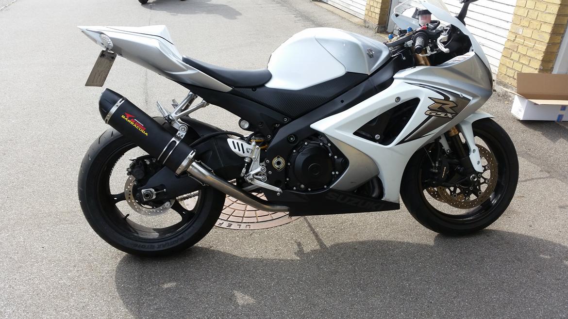Suzuki GSX-R 1000 - Som den står idag. Pynter med anden udstødning ;) billede 1