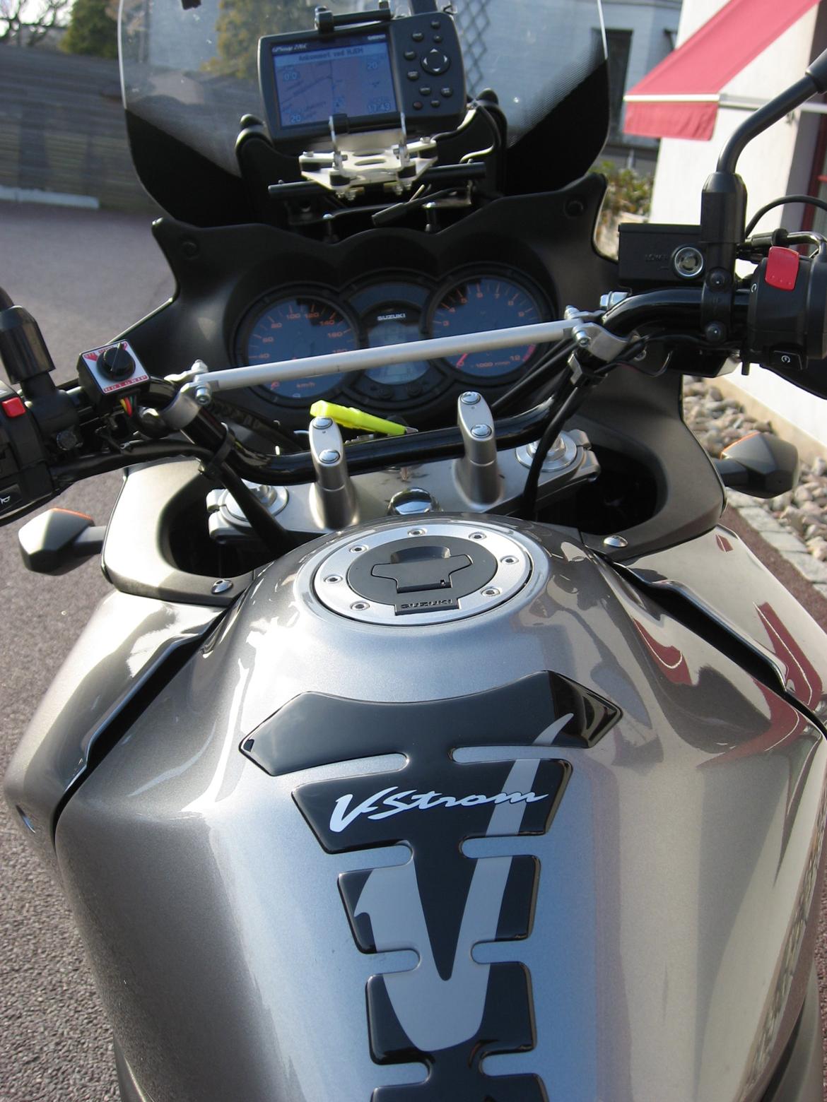 Suzuki DL 650A K7 V-Strom - Tværbar. Indtil gpsen blev flyttet op over instrumenterne. billede 15