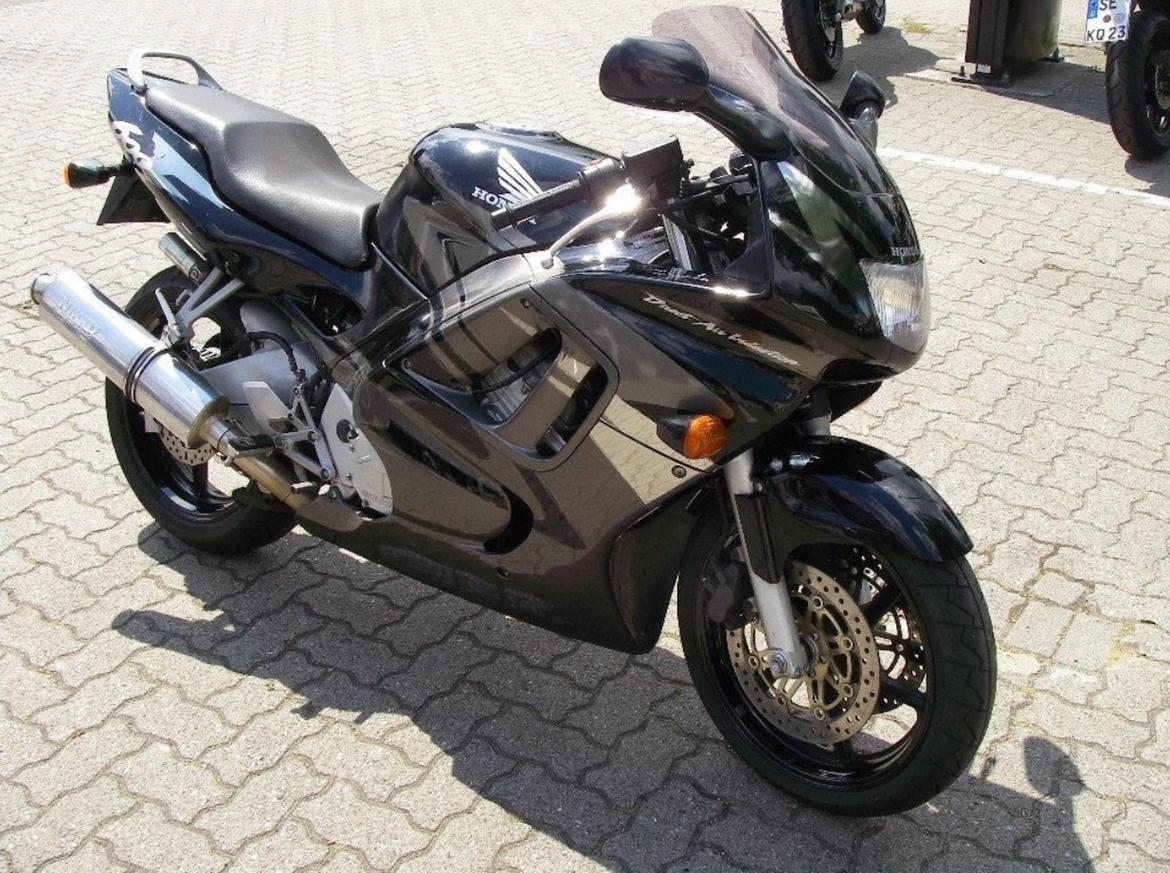 Honda CBR 600 F3½ - solgt - Et stk. enejers CBR hentet i Hamburg. Alle resterende billeder viser hvad der blev gjort ved den. billede 1