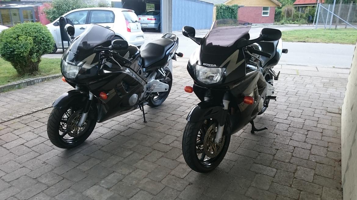 Honda CBR 600 F3½ - solgt - Hjemme i Odense. Mens vi alligevel var i gang så skulle Rune også lige ha' en med :) billede 2