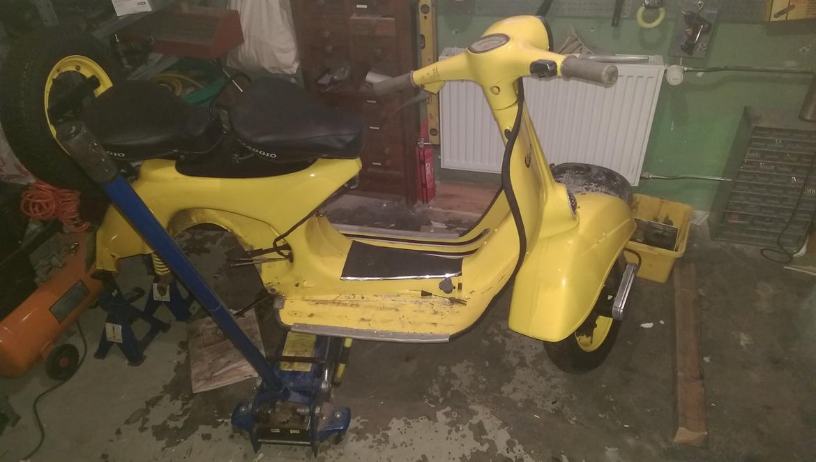 Vespa 150 Sprint - motor kom af . Samtlige kabler er flossede, så de kan ikke genbruges. billede 12