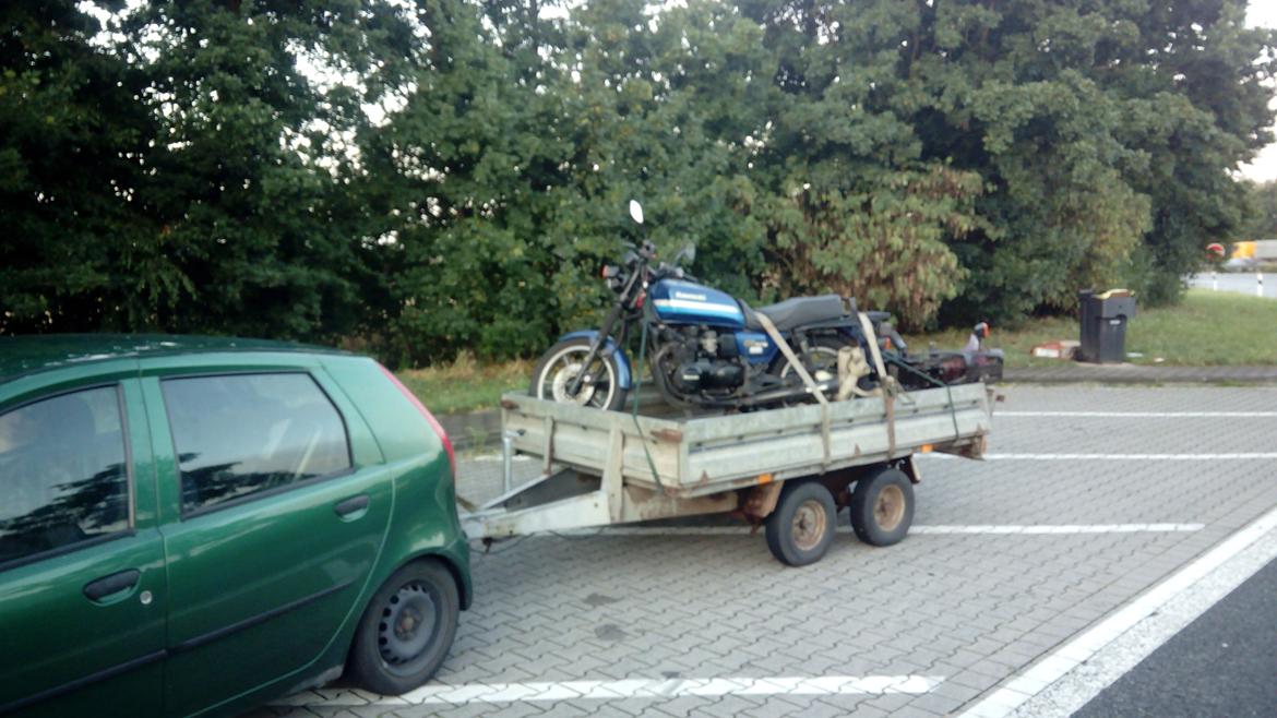 Kawasaki GT 550 - en lille pause på vej hjem. godt råd til folk der henter bikes i tyskland lad være med at køre der ned med boggietrailer. det giver et enormt brændstofforbrug. puntoen kører ca 22 kmL uden trailer. den gik mellem 8-10 kmL der ned billede 15