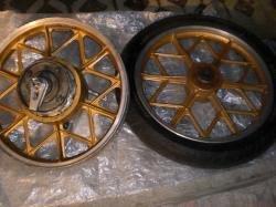 Suzuki GT 750 B - denne farve er tydelig nogle steder under det røde, derfor tror jeg de har haft den farve originalt, så den får de også igen. billede 7