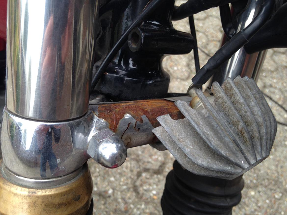 Triumph T120 - En del af kromen var i meget dårlig stand, men det kunne der heldigvis gøres noget ved. billede 4