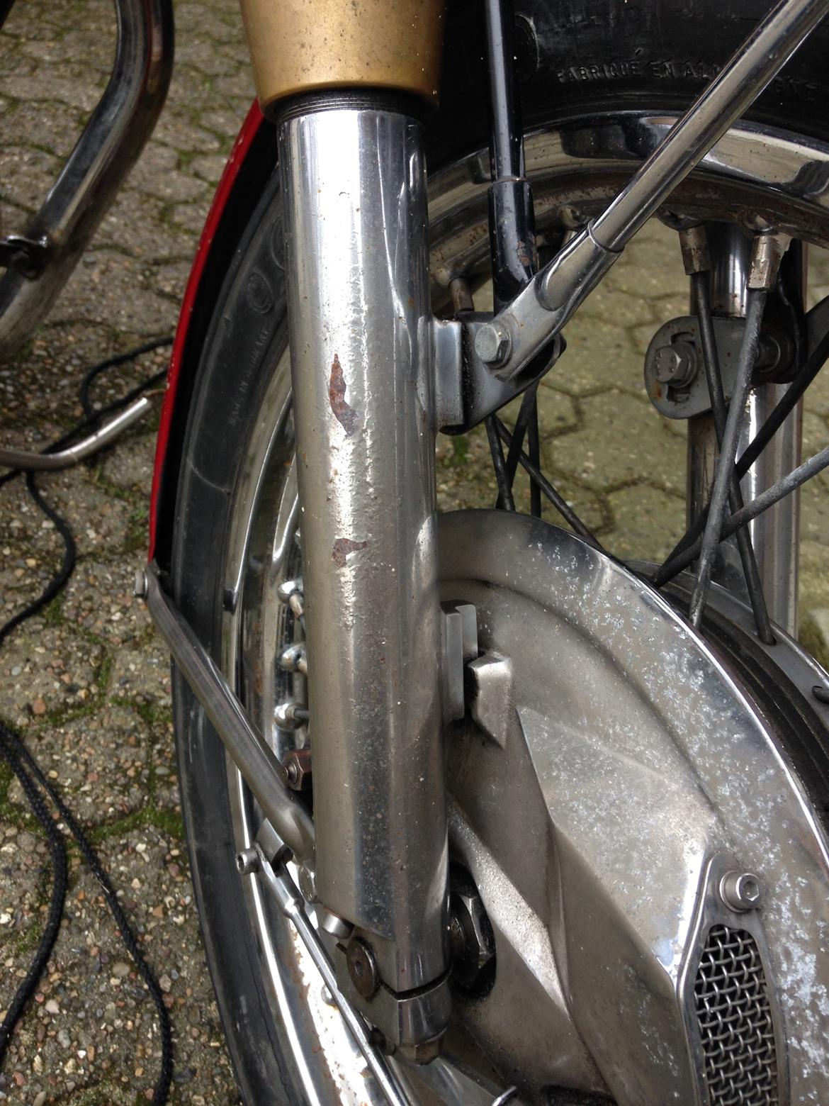 Triumph T120 - Et billede af hvorfor forfælg, forgaffel og nav blev renoveret og malet/forkromet.  billede 5