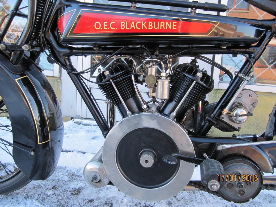 OEC Blackburne 1100 V-twin - Det ca. 5 kg tunge svinghjul, som giver en utroligt rolig motorgang. billede 6