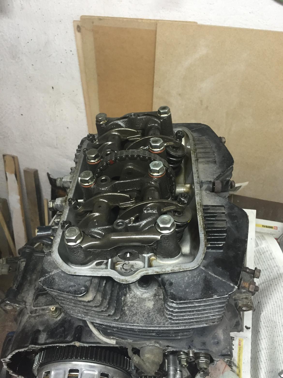 Honda CM400T - Åbnet ventildæksel billede 5