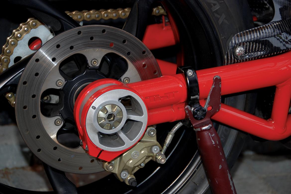 Benelli TNT 1130 Sport - Asymmetric swingarm, composed of cast aluminium and pressed in aluminium alloy, with Extreme Technology single shock absorber adjustable in compression, dual regulation for low and high speed damping andextension and spring pre-load. billede 13