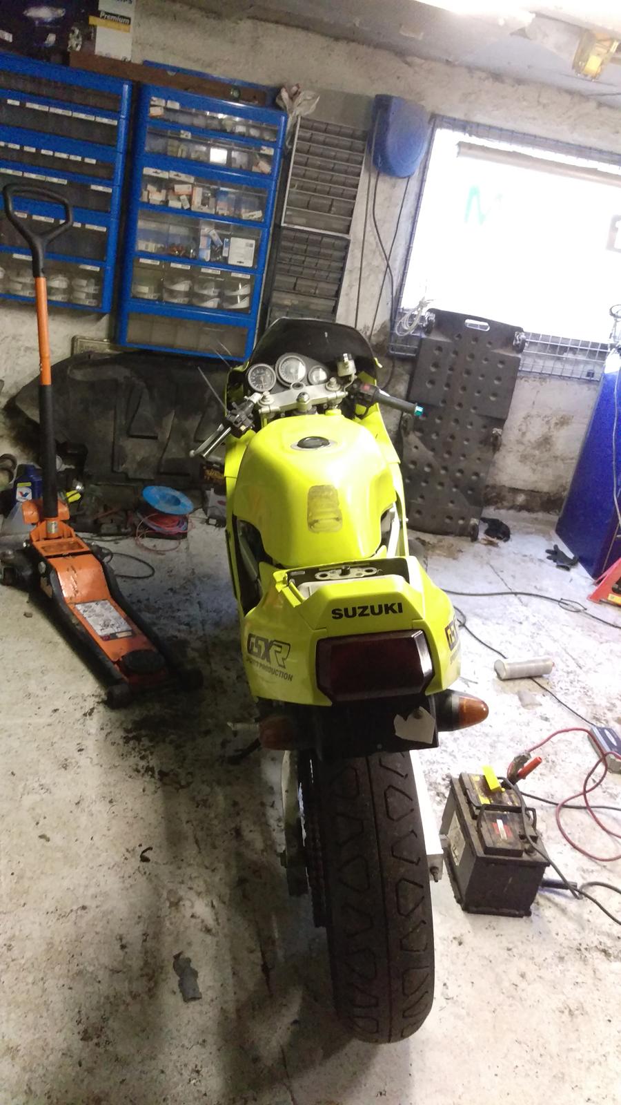 Suzuki gsx-r 400r (solgt) billede 3