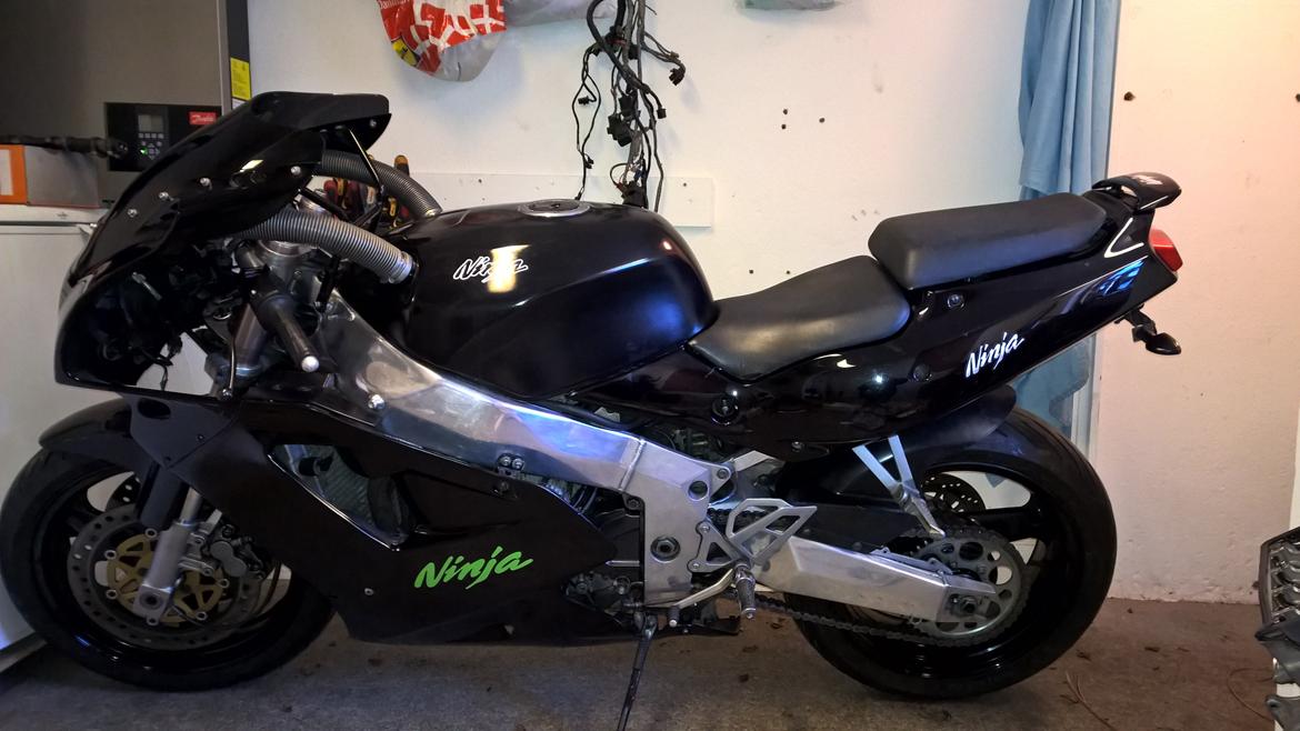 Kawasaki zxr 750 j2 (900 ccm upgrade) [solgt] - Så kom der klistermærker på - det pyntede. billede 1