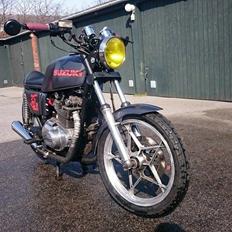 Suzuki GS 450 café racer solgt 