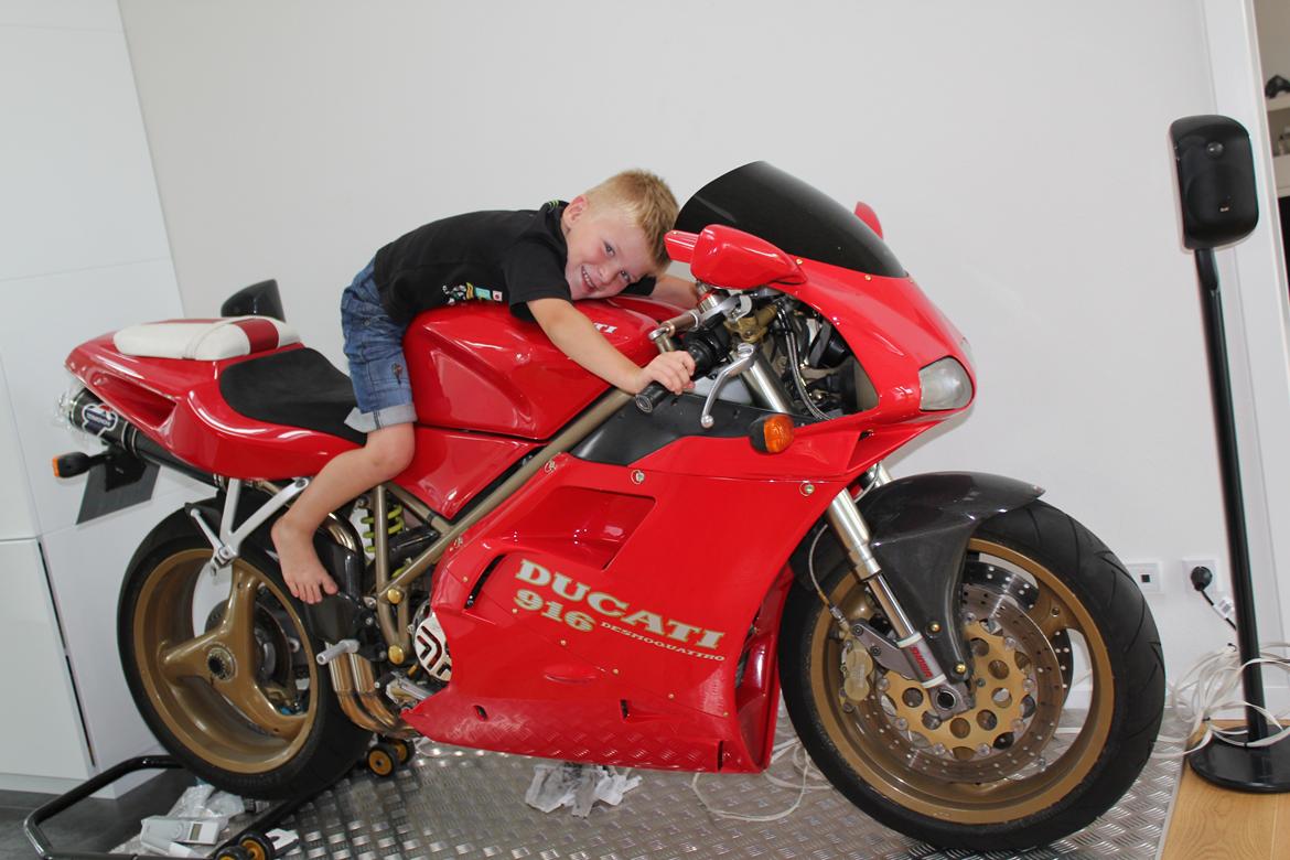 Ducati 916 Biposto - Den store knægt - der vil have en motorcykelfabrik, når han bliver voksen. billede 10