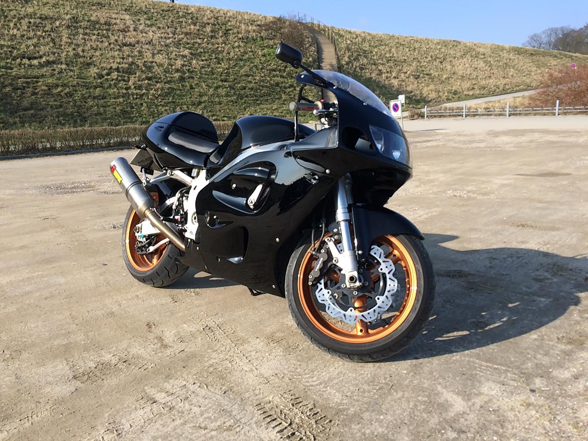 Suzuki GSX-R 750 750WT SRAD billede 2