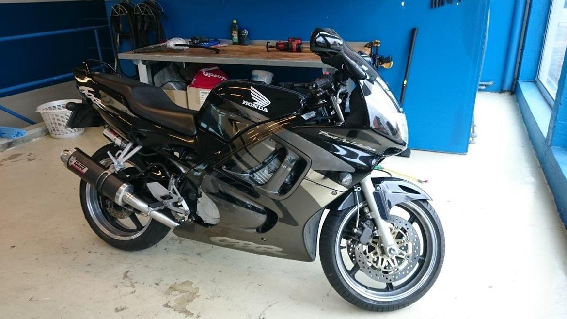 Honda CBR 600 F3½ - solgt - Så har man været til forårsklargøring ved mekaniker alt blev bygget over på det stålcoatede stel  billede 25