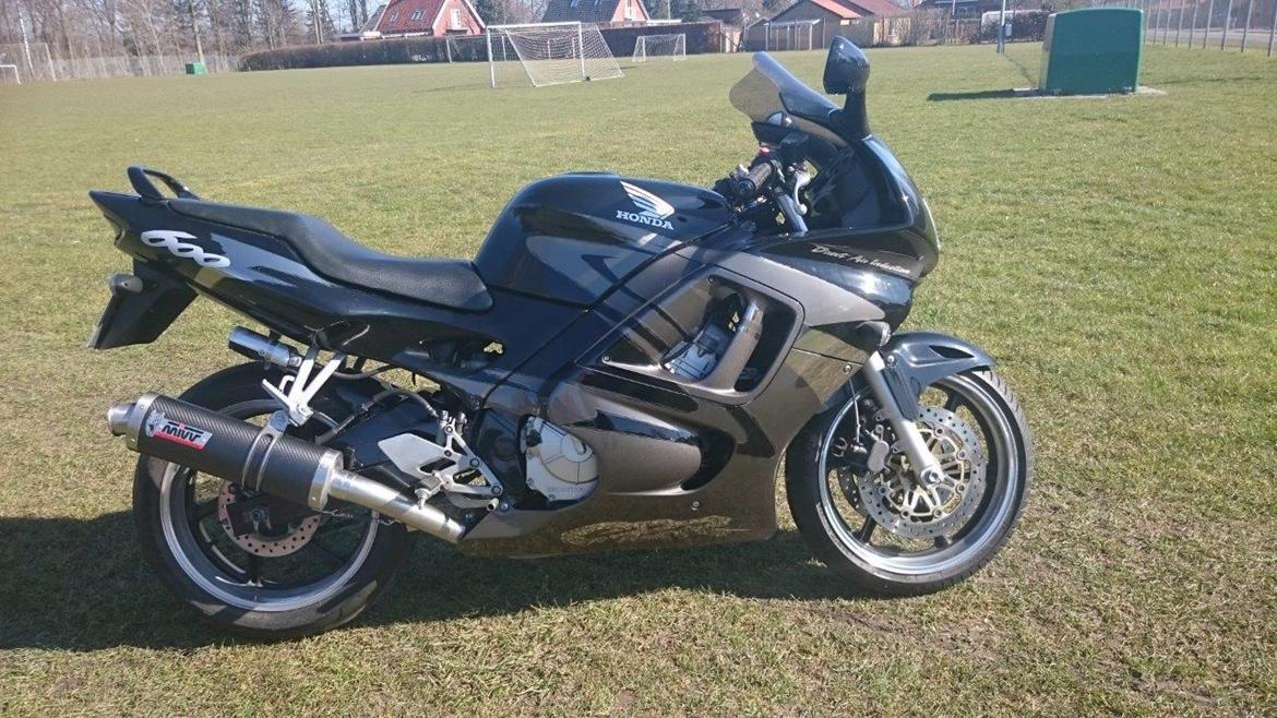 Honda CBR 600 F3½ - solgt - De polerede fælge pynter på den sorte MC billede 27