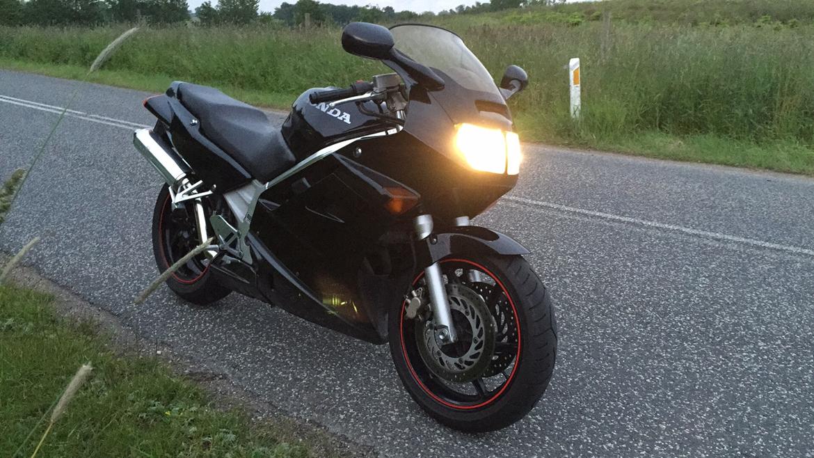 Honda VFR 750 F (RC36-1) billede 2