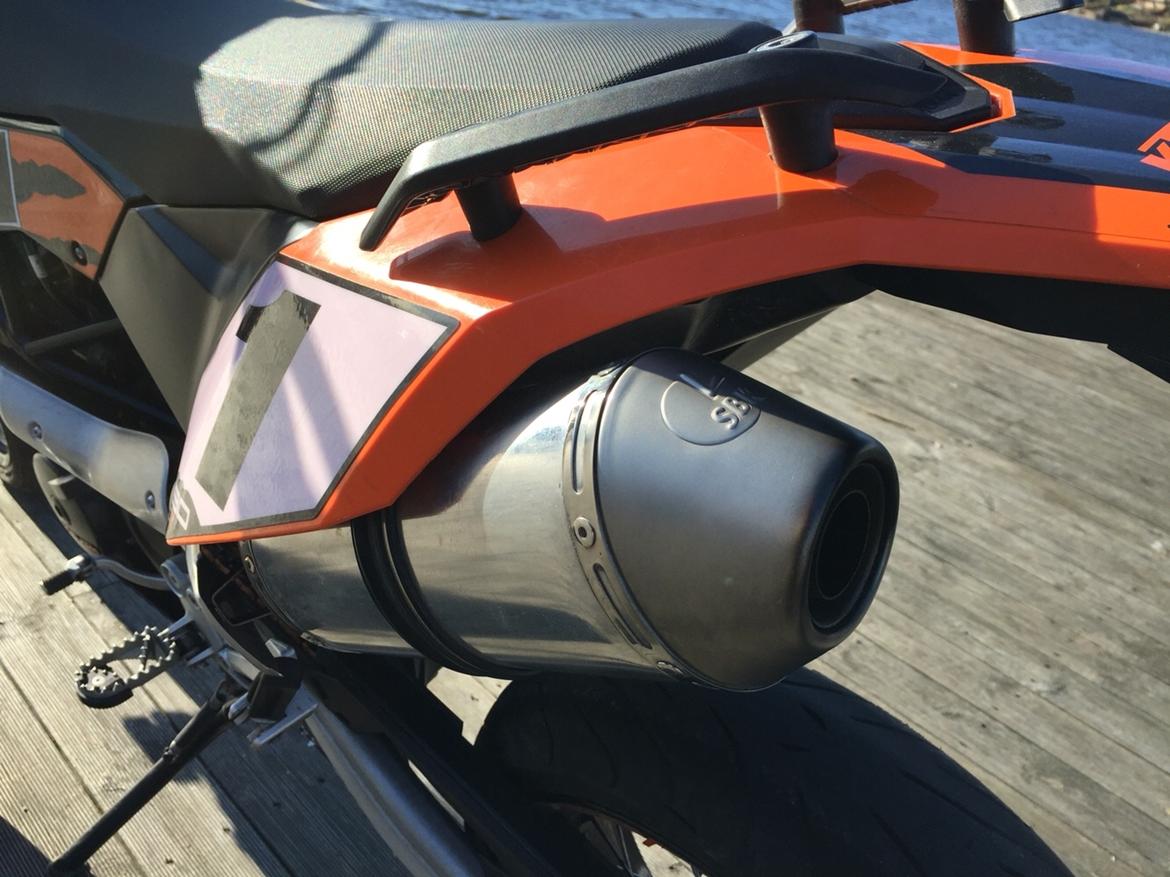KTM 690 SMC (SOLGT) - Leovince SBK der giver en god dyb rumlen. Kører med DB killer for alles skyld ;-) billede 10