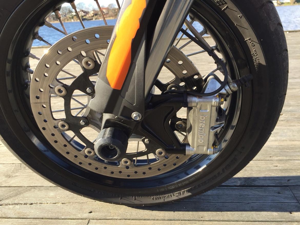 KTM 690 SMC (SOLGT) - Enormt kraftige bremser både for og bag billede 17