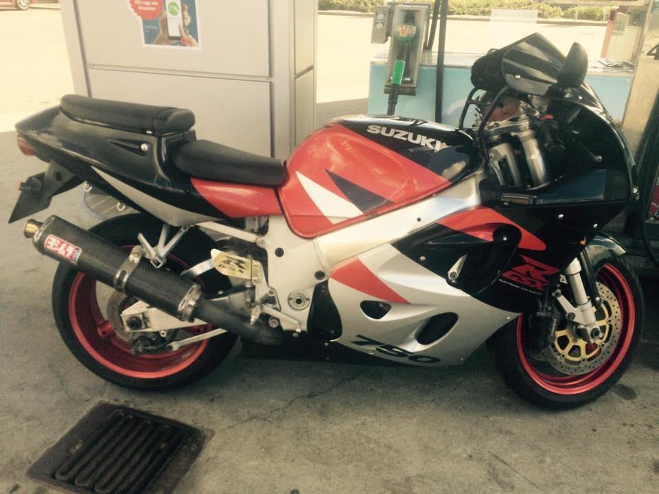 Suzuki GSX-R 750 (Solgt) - Kort efter købet af cyklen, første tankning. Købte den i nordjylland og bor på sjælland, så det var en god tur hjem! :-) billede 2