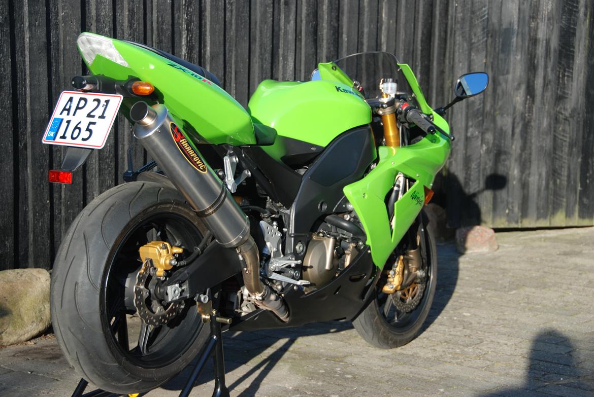 Kawasaki ZX10R - Ja ja....jeg ved det godt....men der er noger over en standart røv :-) billede 6