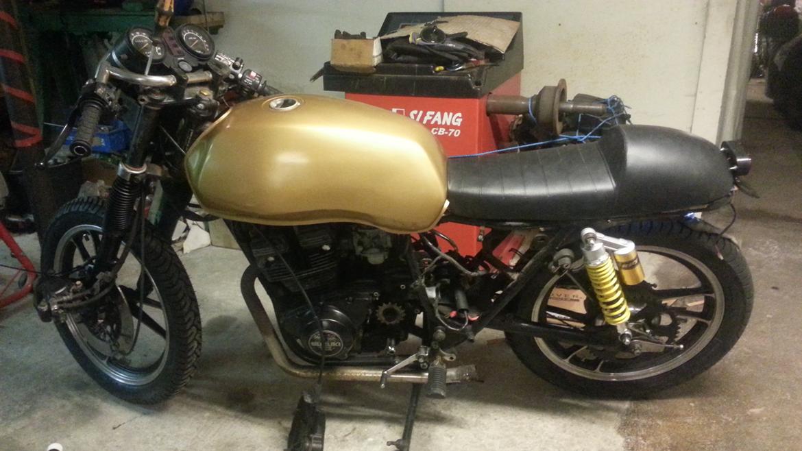 Suzuki gsx 250 - Så er tanken færdig, den er blevet forlænget lidt og ændret i form så den passer bedre til stilen - sædet er ved at blive tilpasset  billede 11