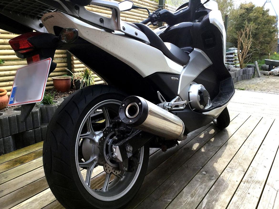 Honda NC 700 DCT Integra - Den har så stille motorgang og lidt vindstøj, at man har fornøjelse af den V2 agtige lyd også på den anden side af 100km/t billede 9