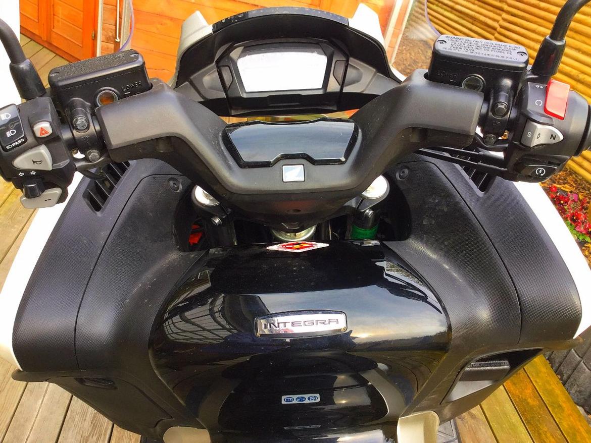 Honda NC 700 DCT Integra - Et par anmeldelser nævner at frontpanelet rammer knæene..?? jeg er 182 og for mig er der masser af plads til enten at glide tilbage i cruiserstil eller fremme uden vægt på styret.. billede 15
