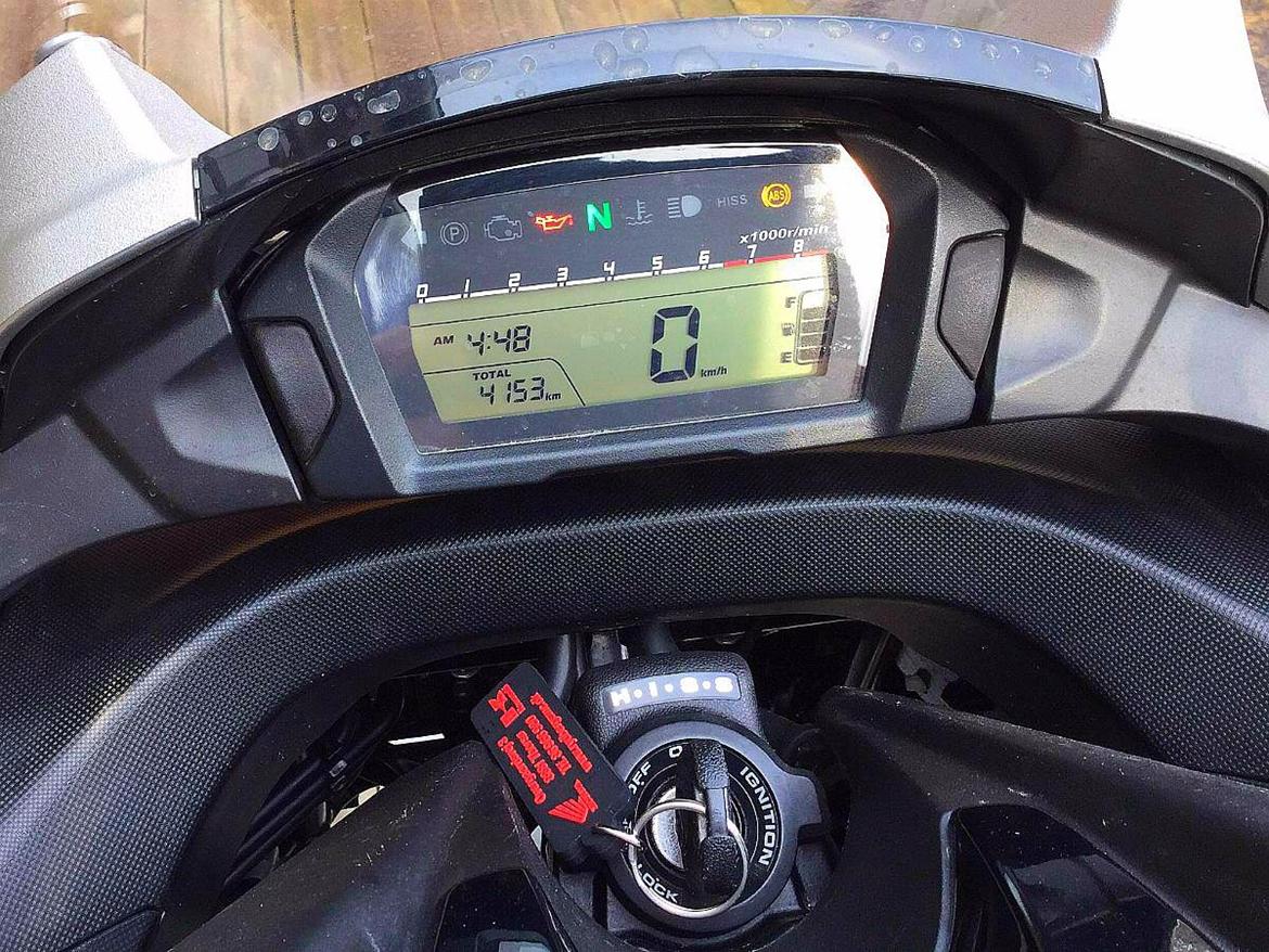 Honda NC 700 DCT Integra - Overskueligt info panel, - baggrundsbelysningen er hvid og kan indstilles i 3 niveauer, - super tydeligt men jeg savner en temperaturmåler og urets tal er for små billede 16