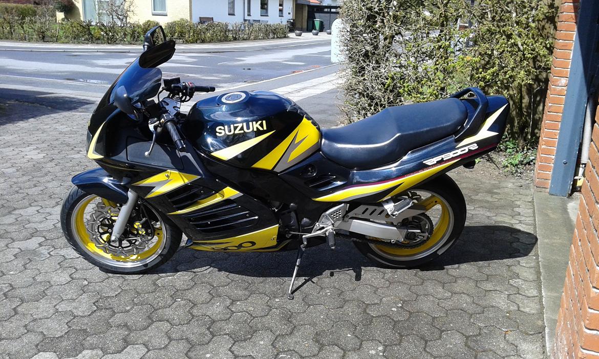 Suzuki RF 900 R billede 10