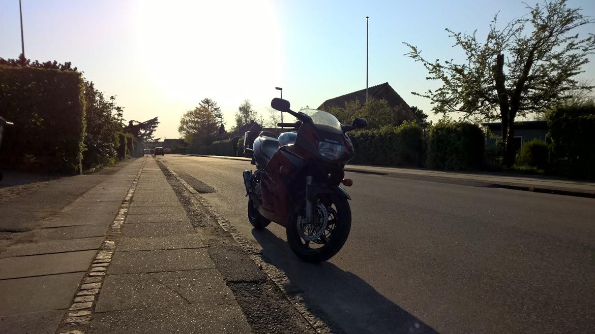 Honda CBR 600 F3 - 10/5-16 Solen skinner og de nye dæk køres til billede 1