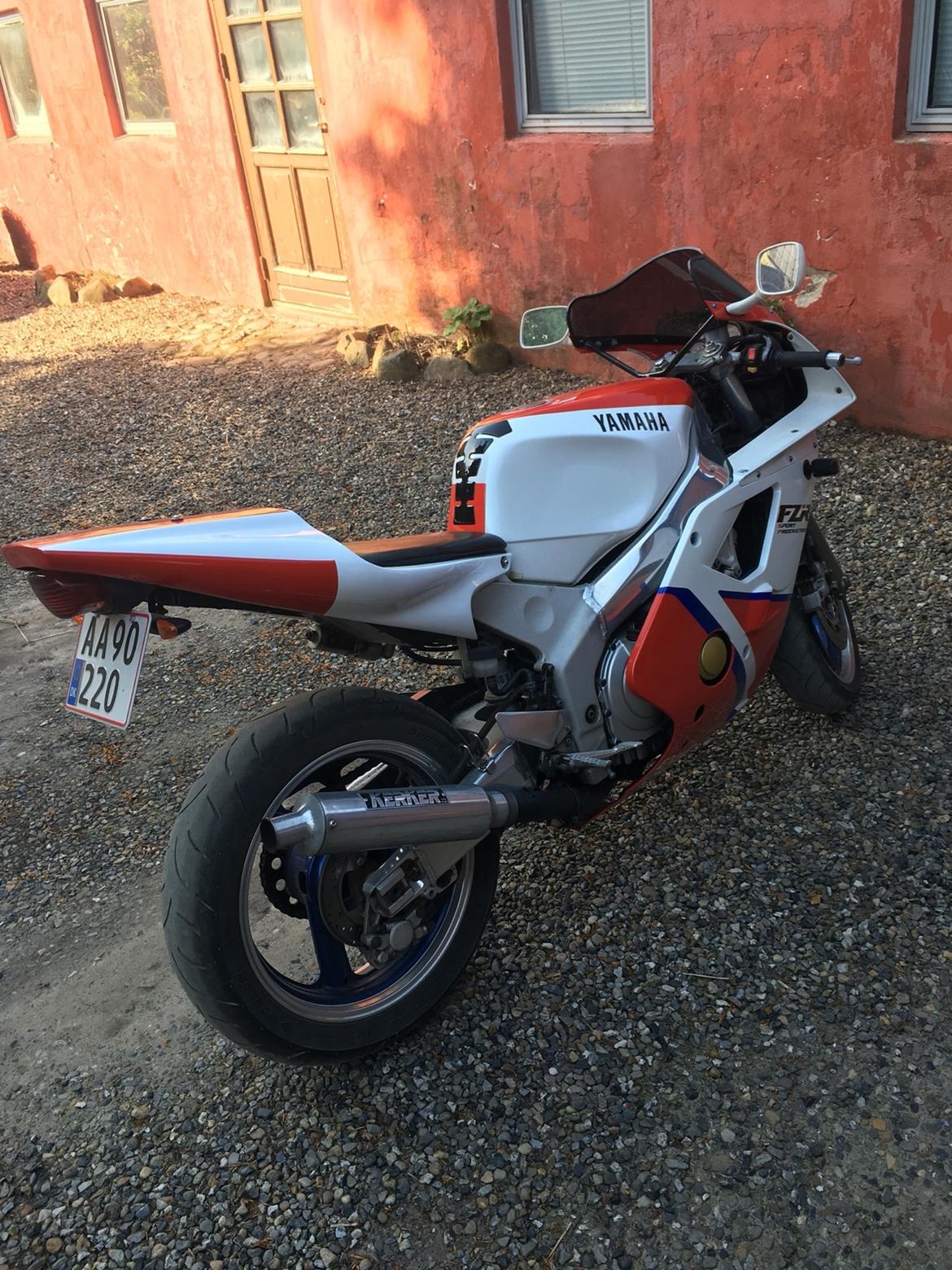 Yamaha FZR 400rr billede 2