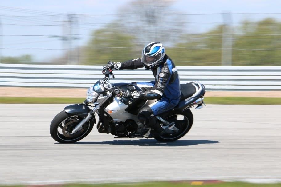 Suzuki GSR 600 - Lækker dag på sturup! Knæet kom ned senere, der var kun fotografering ved første lap. Mange tak til Thorkild for dragten! :) billede 5