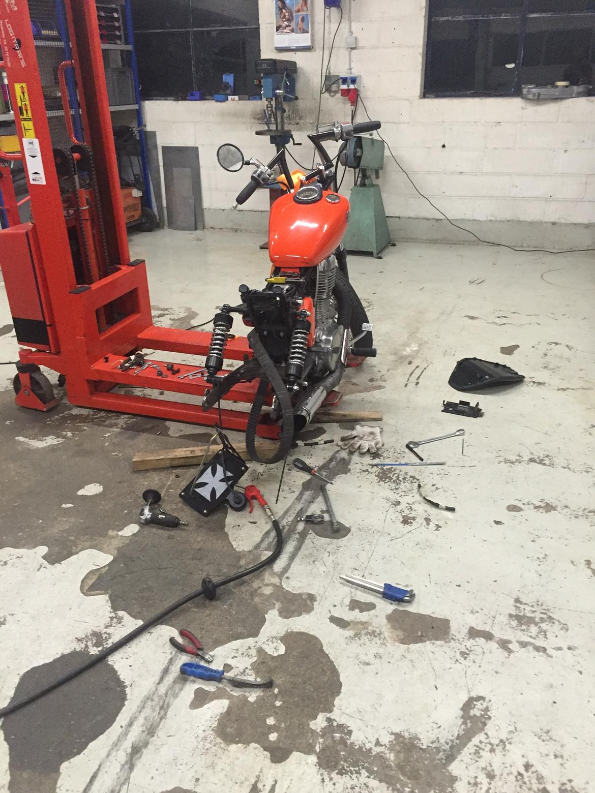 Suzuki ls650 Savage - Arbejder selv med den, da den lidt bliver brugt til at lære det hele at kende. Dette er en førstegangscykel og har kun haft kortet 1 år nu billede 6