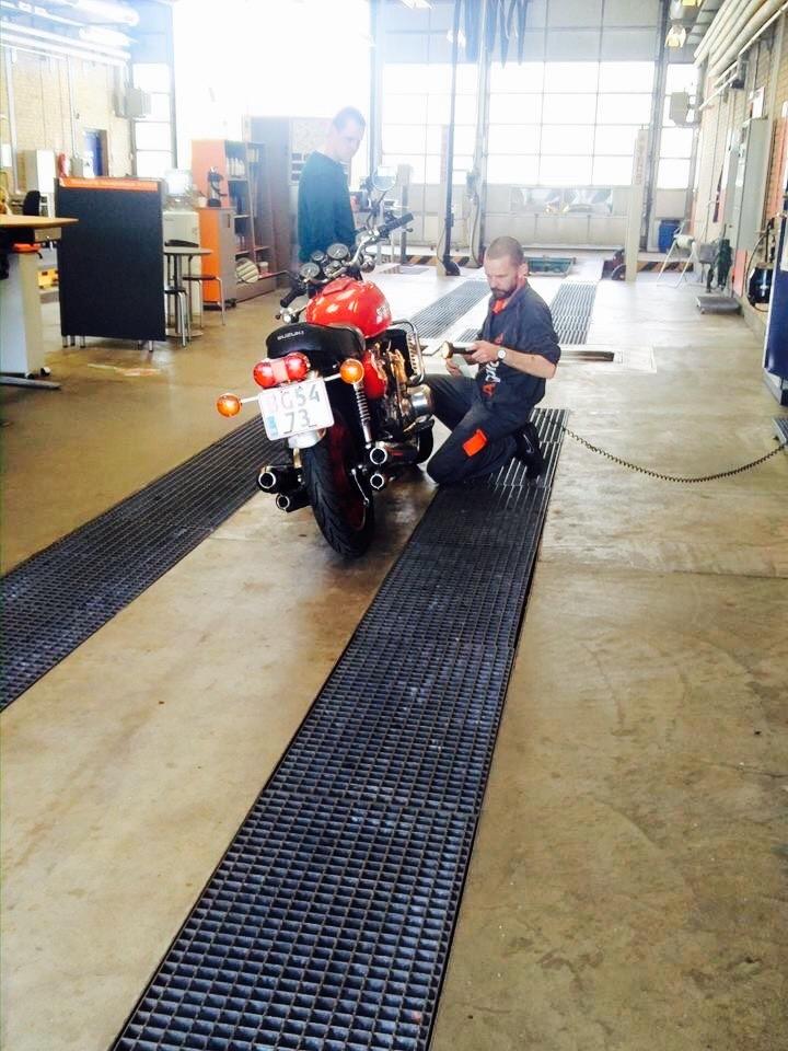 Suzuki GT 750 B - Ved registrerings syn  billede 15