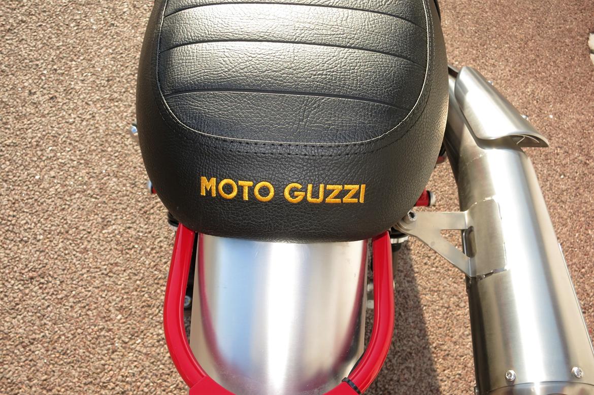 Moto Guzzi V7 II Stornello - Skærme i børstet aluminium. Lædersæde med logo billede 9