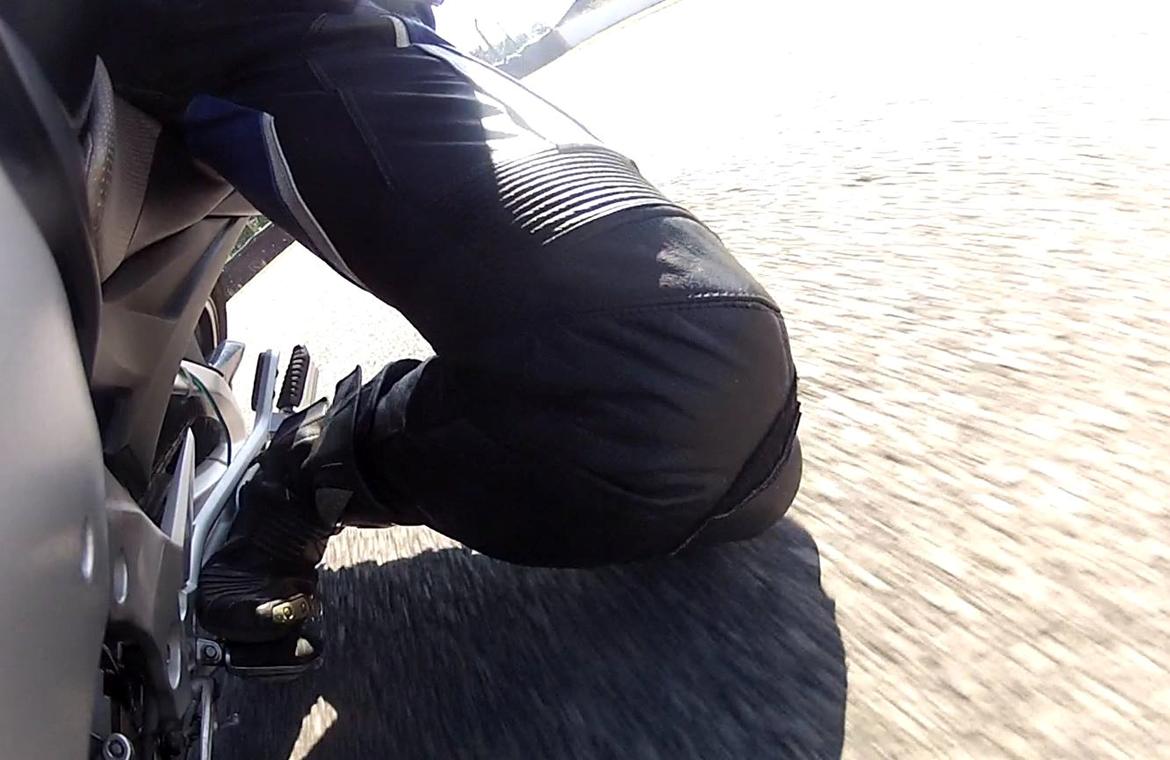 Suzuki GSR 600 - Fodhviler og knæet i jorden på Sturup. Har snart ikke mere af pinden tilbage på de fodhvilere, de sidder alt for lavt, men det er nu også rart på længere touring ture... billede 4