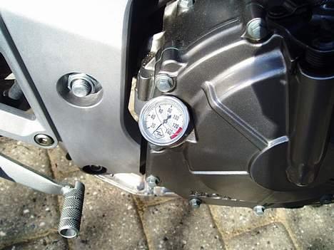 Honda CB 600 F Hornet [SOLGT] - Min nye olietemperaturmåler, der måler direkte i olien. Billedet er taget en meget kold morgen :o) billede 11