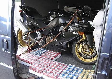 Kawasaki ZX10R Ninja (til salg) - Ja man skal da lige have lidt vand med hjem når man nu alligevel er i tyskland... ;o) billede 2