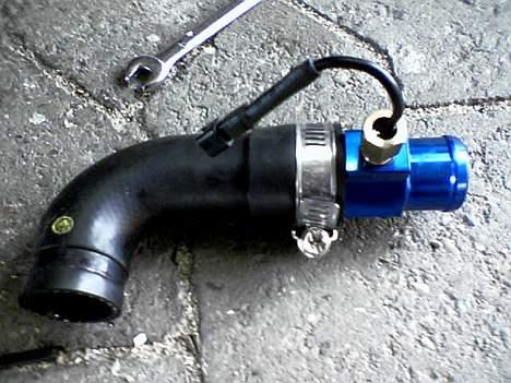 Suzuki SV 650s K2 [SOLGT] - Adapteren til måling af vand temp. klar til montering billede 4