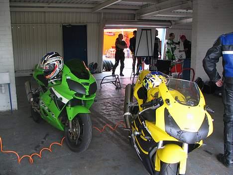 Kawasaki ZX-9R (Solgt) - Pitten på Donnington Park billede 9