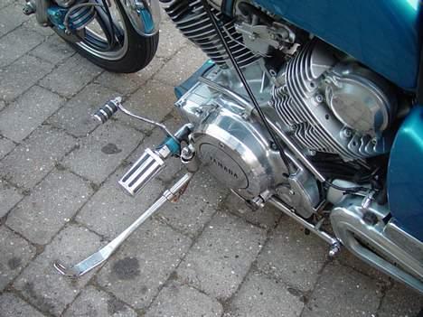 Yamaha XV 750 SE - Indbygget harley ben - nu kan man holde hvor som helst uden den vælter billede 4