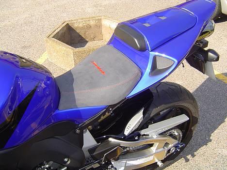 Honda CBR 1000 RR SC57 - Sæde i Alcantara med broderet logo billede 12