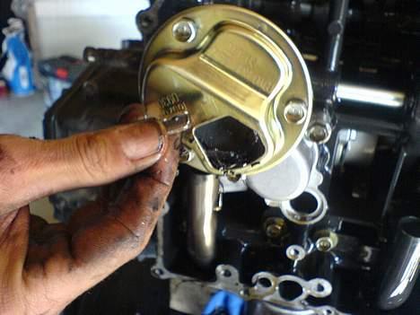 Suzuki Gsx-r 750 -SOLGT- - der var tanden til anden gearet.... heldigvis havde den gemt sig i oliesien... billede 6