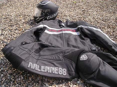 Suzuki GSX R 750  " Solgt" - SHOEI Hjælm og ARLENNESS lædertøj. billede 2