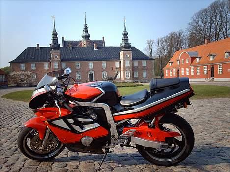 Suzuki GSXR 400 R SOLGT*SOLGT - Ved Jægerspris slot. maj 2006. inden jeg smadrede den... )O: billede 5