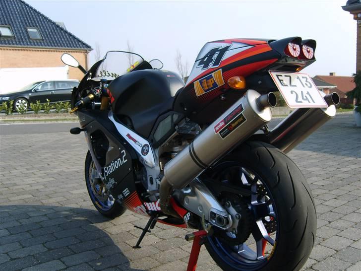 Aprilia Haga SBK Replica RSV1000R billede 10