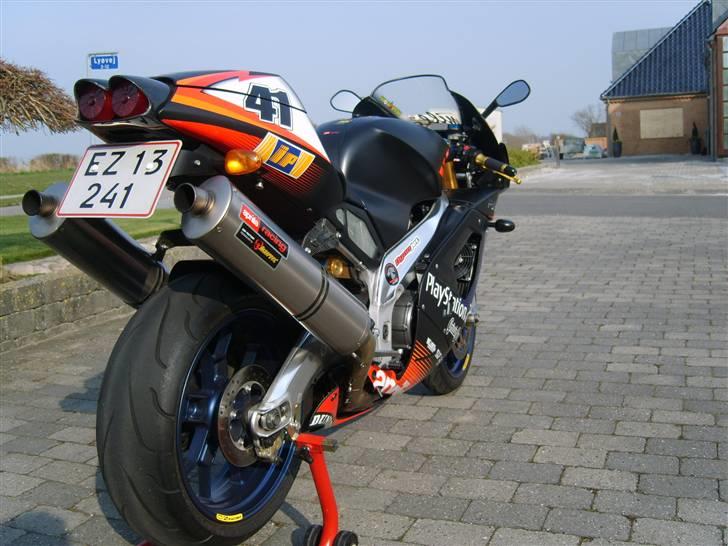 Aprilia Haga SBK Replica RSV1000R - Special udstødning : Komplet SBK Akrapovic Titanium 2i2 som er standard på en Haga. billede 11