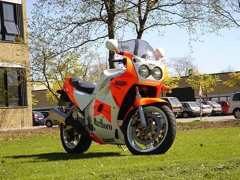 Yamaha FZR750R billede 8